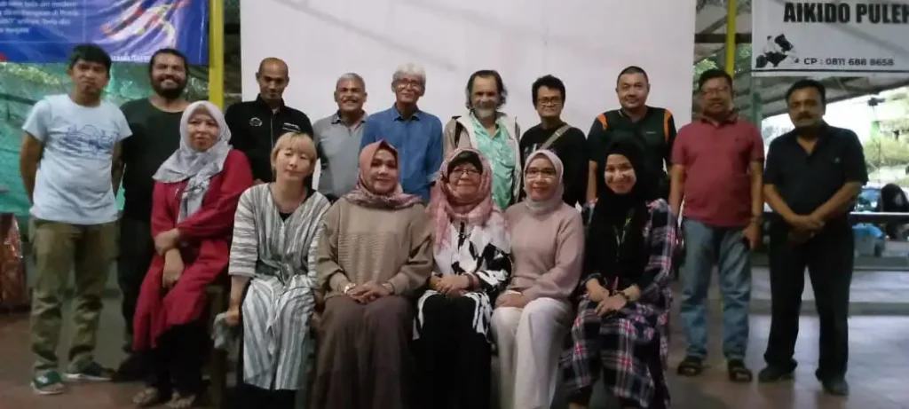 Majelis Seniman Aceh dengan Sastrawan Negara Malaysia, Prof Siti Zainon Ismail, dan penyair Jepang, Natsumi Seo, 8 Oktober 2023, di Kedai Teh Kyoto, Banda Aceh. @Muhrain