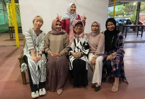 Majelis Seniman Aceh dengan Sastrawan Negara Malaysia, Prof Siti Zainon Ismail, dan penyair Jepang, Natsumi Seo, 8 Oktober 2023, di Kedai Teh Kyoto, Banda Aceh. @Teuku Abdul Malik